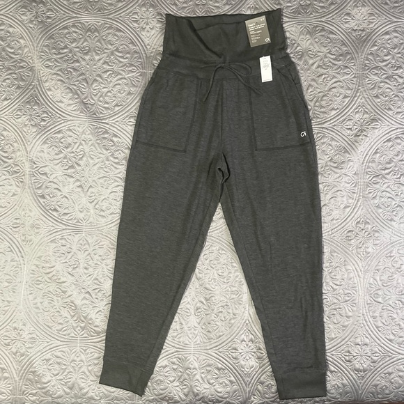 GapFit Brushed Tech Jersey Joggers Mid Rise - Picture 4 of 9